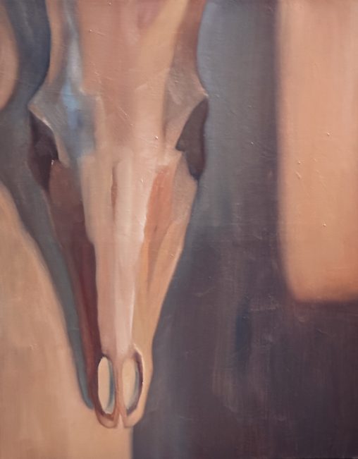Oil painting on canvas, 60x80 cm. A close-up study of a deer skull viewed in profile against a dark background. The bone texture is rendered with raw, heavy brushstrokes, emphasizing the ivory and gray tones. The skull is bathed in the warm, low-angle light of the final minutes of dusk, casting a sharp, elongated shadow on the wall behind it. The composition is clinical and still.
